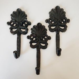 SOLD 🖤 3 Metal Hooks